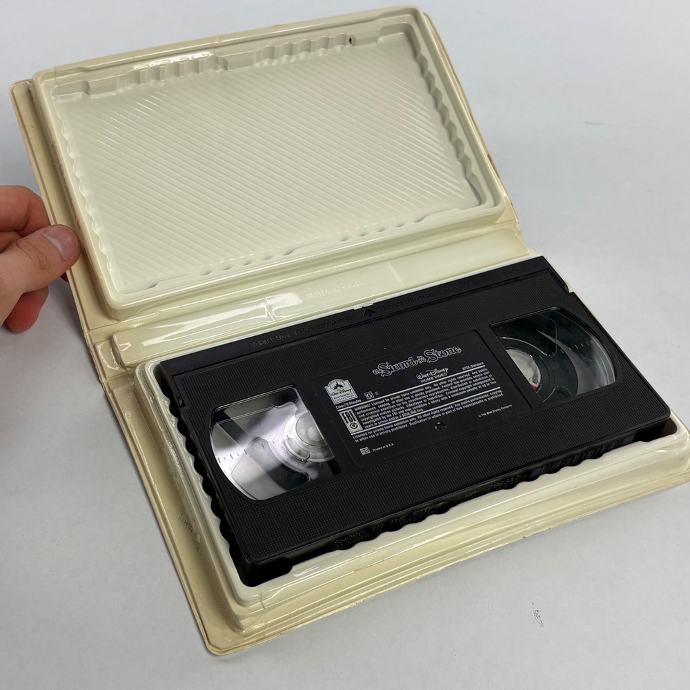 Walt Disney Masterpiece Collection The Sword in the Stone VHS Clamshell 229 - Picture 7 of 9
